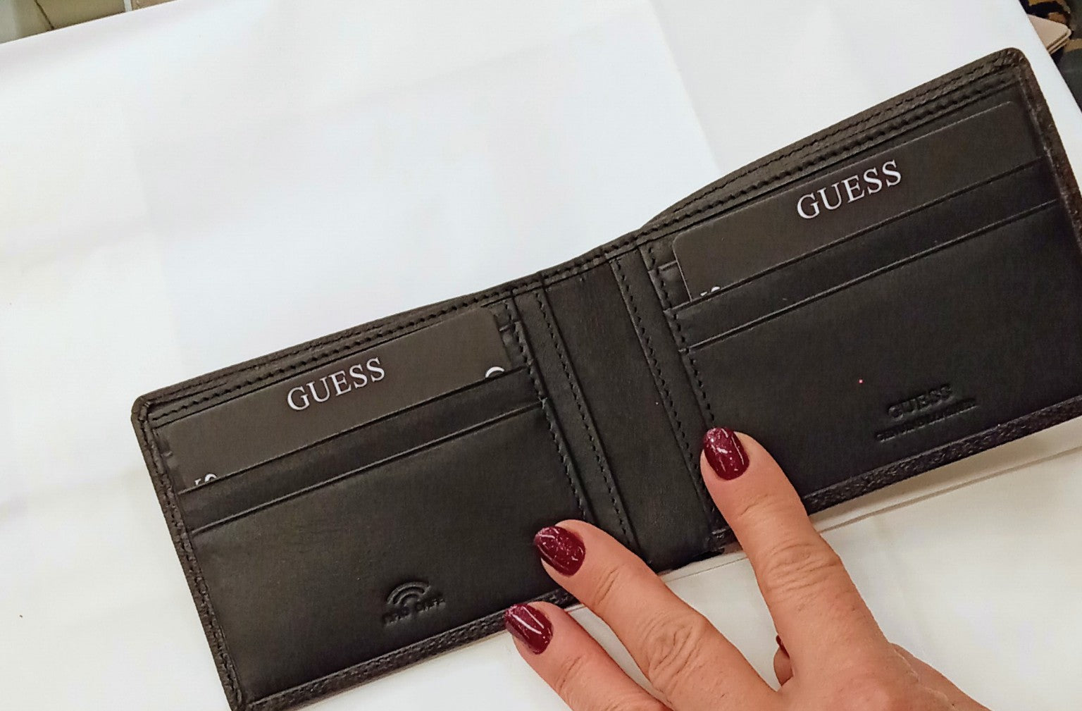 Portafoglio Guess Uomo Nero e Marrone Logato