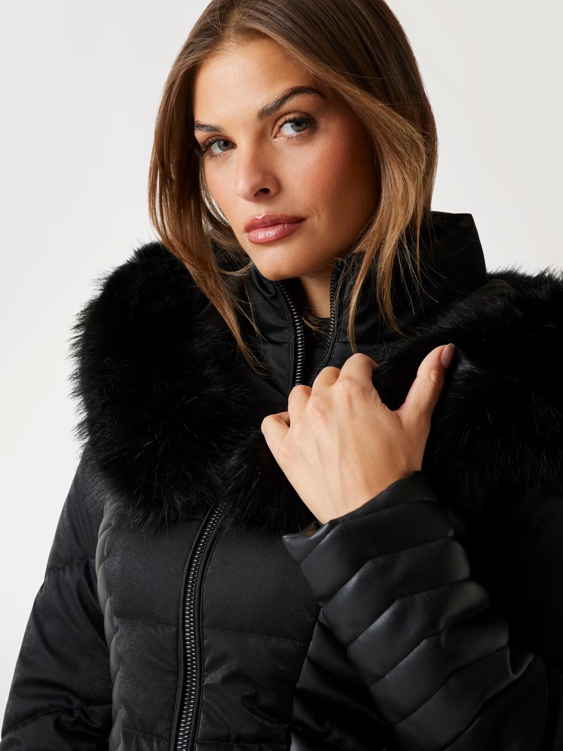 Piumino GUESS con cappuccio in pelliccia sintetica