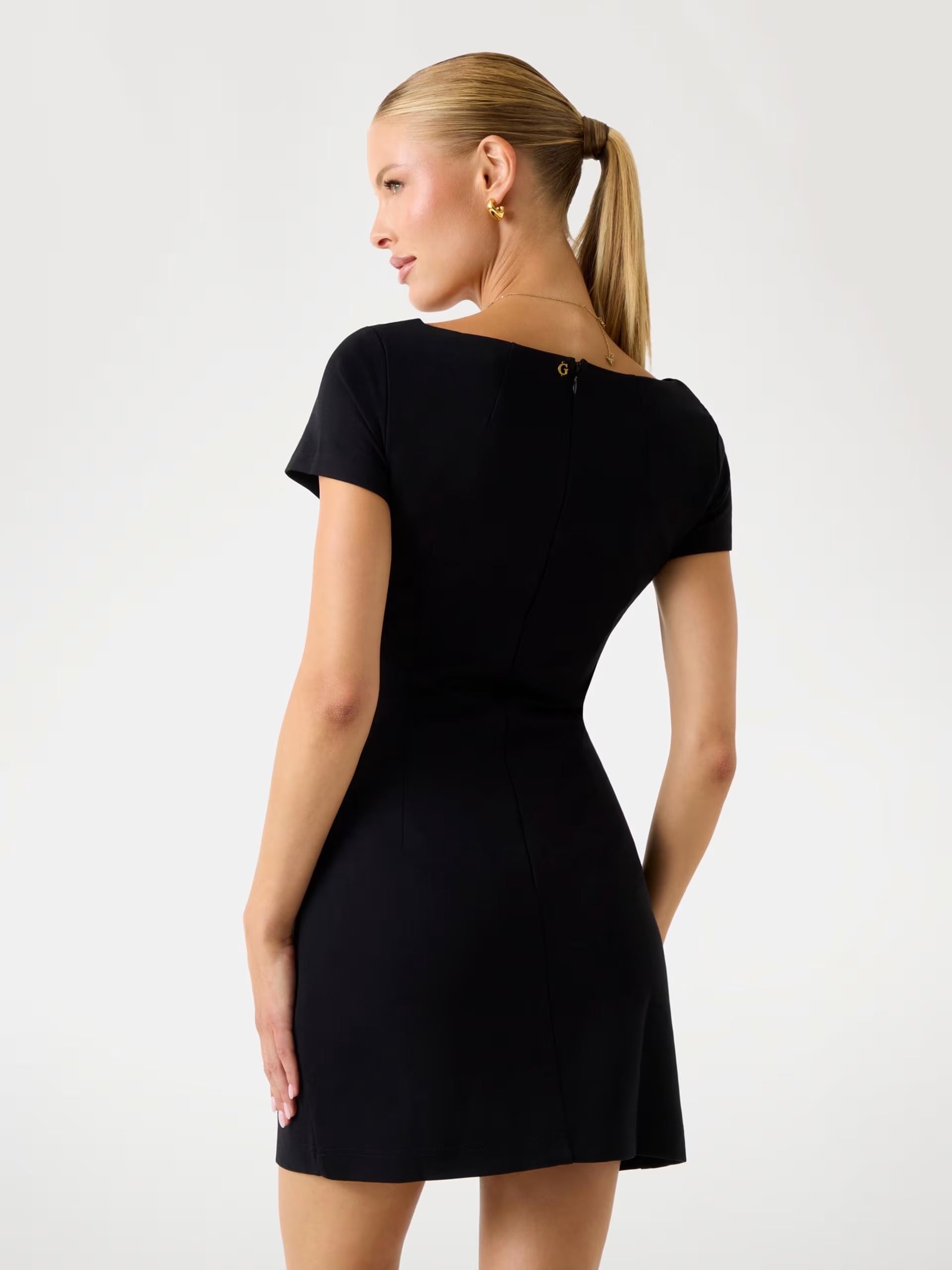 Vestito Guess – Abito corto nero con scollo asimmetrico